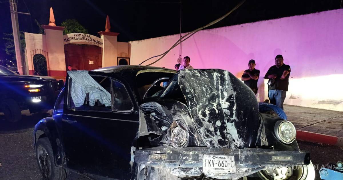 Joven queda prensado tras impactarse contra barda en Parras; presumen conducía bajo efectos del alcohol