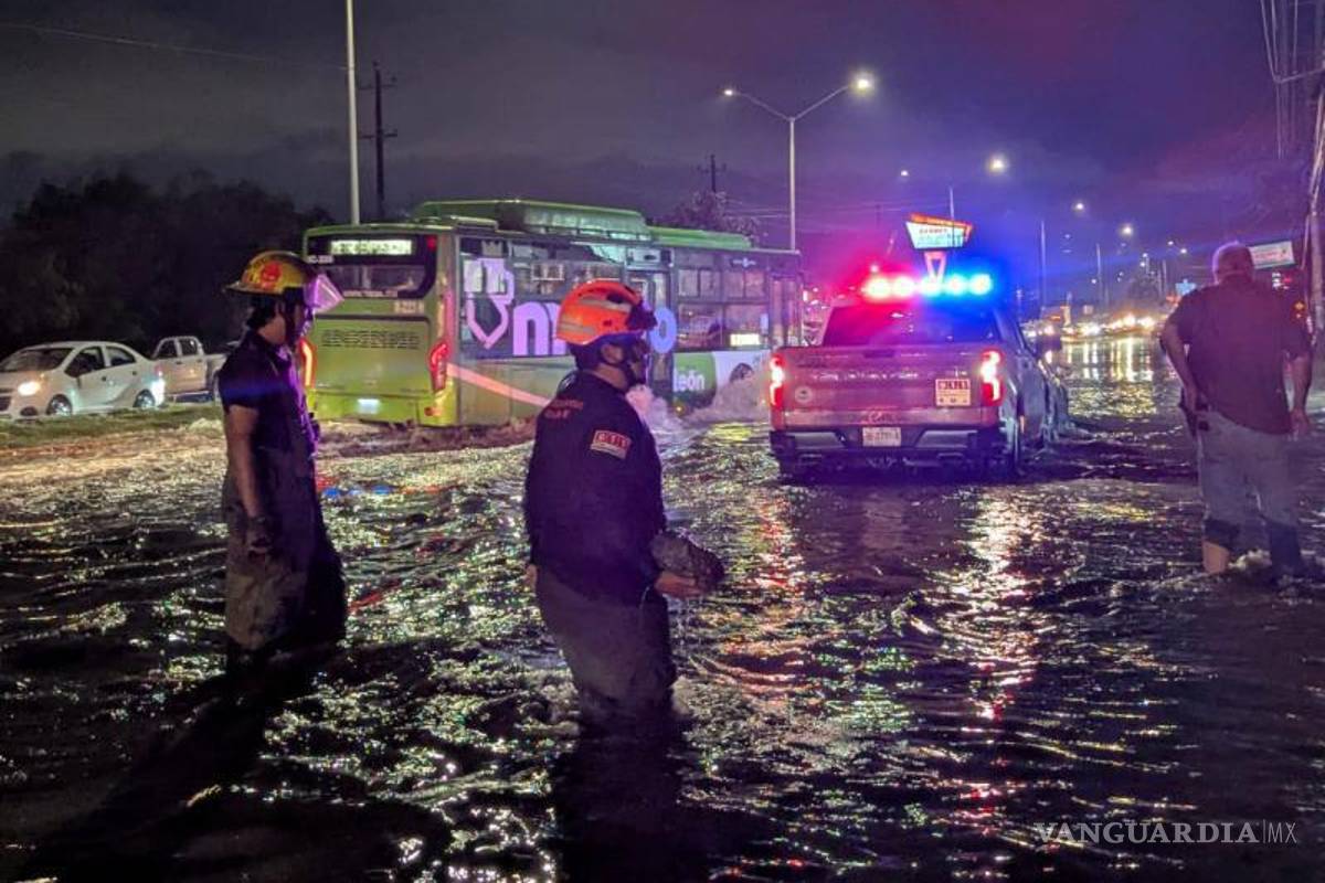 $!Lluvias dejan un saldo de 10 vehículos varados, en Nuevo León