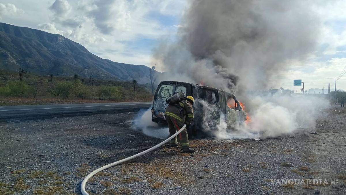 Se le incendia camioneta en la carretera Saltillo-Monterrey