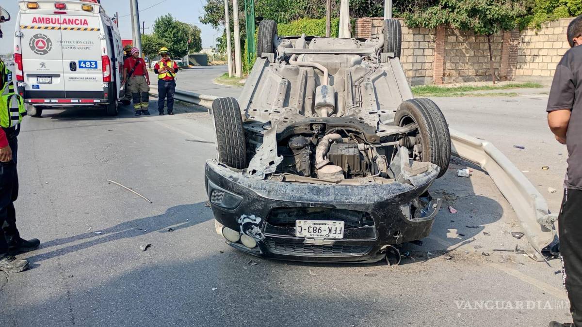 Joven sufre volcadura frente a Stellantis, en Derramadero; se dirigía a su trabajo