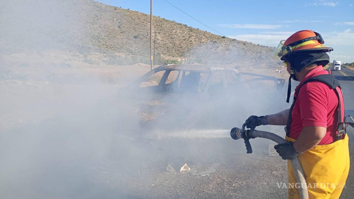Pesadilla en la carretera: Sobreviven a incendio sobre la Saltillo-Monclova