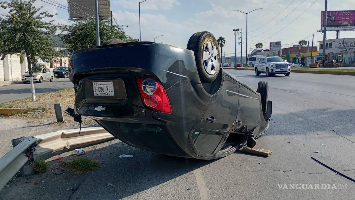 Joven sufre volcadura frente a Stellantis, en Derramadero; se dirigía a su trabajo