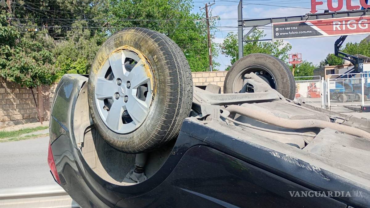 Joven sufre volcadura frente a Stellantis, en Derramadero; se dirigía a su trabajo