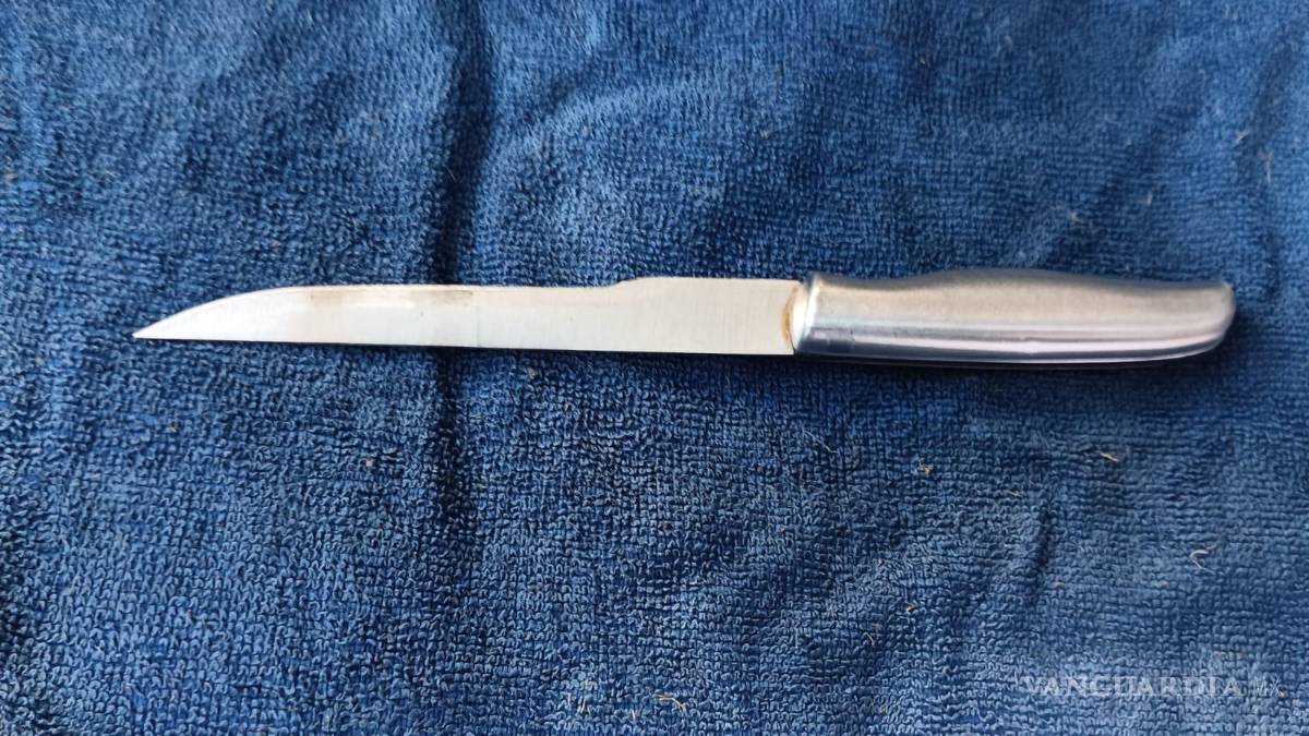 Hombre amenaza con cuchillo a su esposa embarazada; otro avienta a su pareja por las escaleras, en Nuevo León