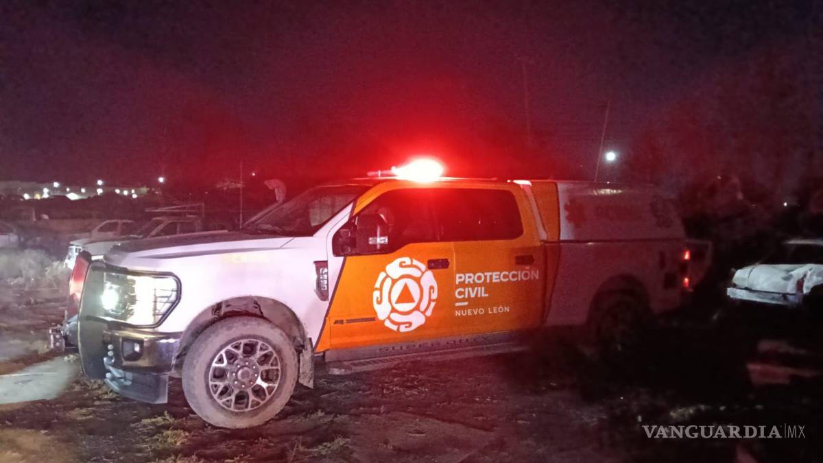 Incendio arrasa con 40 vehículos de un corralón, en Nuevo León