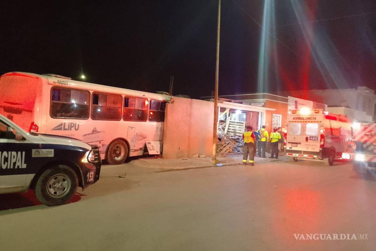 Derriba transportista barda de domicilio y abandona la unidad en Ramos Arizpe