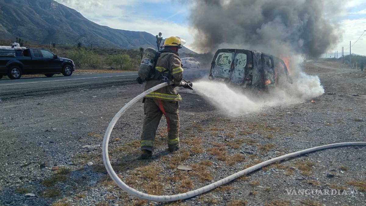 Se le incendia camioneta en la carretera Saltillo-Monterrey