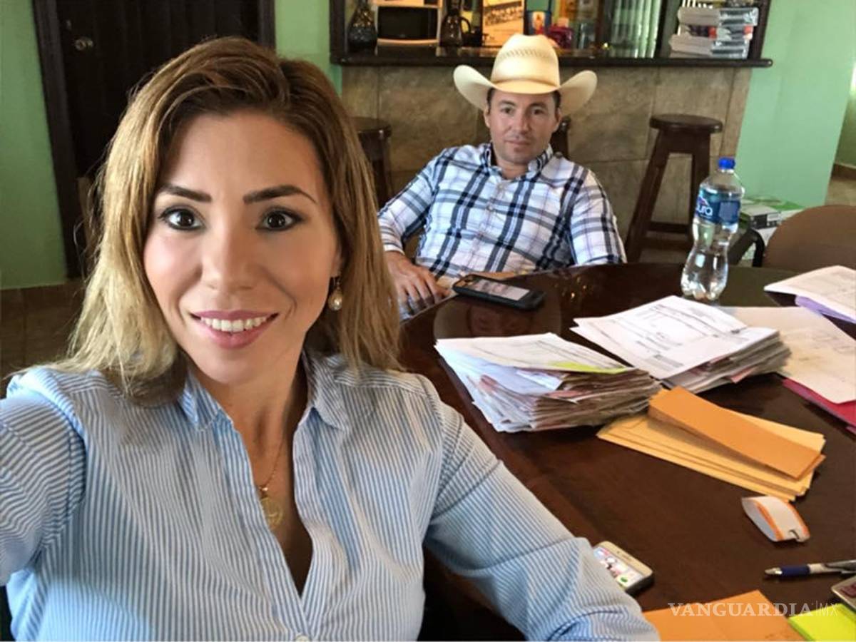 $!Karla Mónica Escalera acusó a Tania y Tony Flores (ambos en la imagen) de advertirle que se anduviera con cuidado, luego de realizar acusaciones sobre el manejo en Múzquiz.