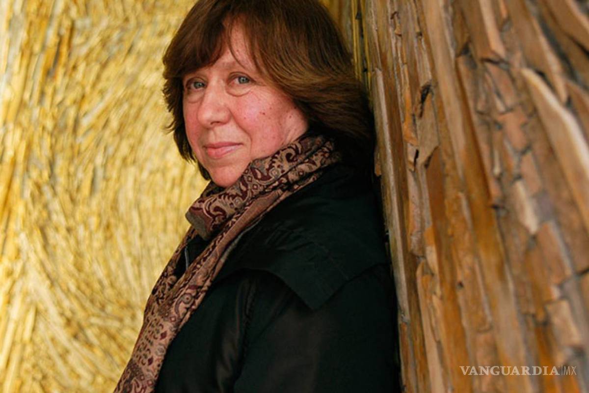 Todos somos rehenes de la cultura de la guerra: Alexiévich