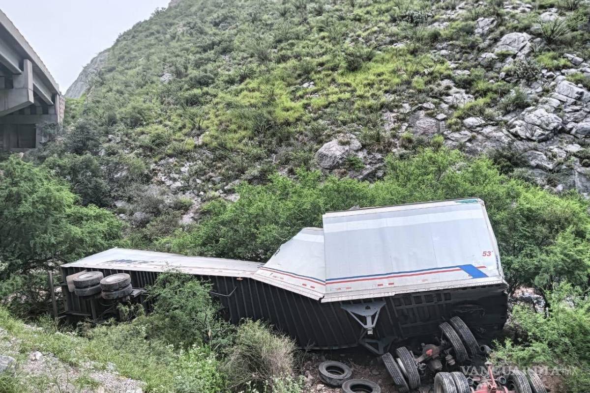 Trailero termina en el fondo de un barranco de la carretera Monclova-Saltillo, en el tramo de ‘La Muralla’