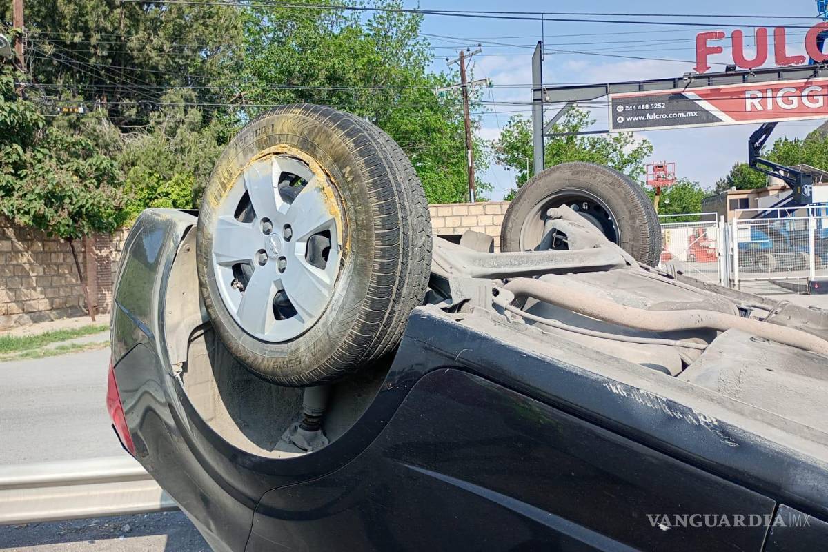 Joven sufre volcadura frente a Stellantis, en Derramadero; se dirigía a su trabajo