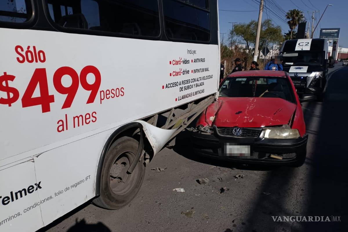 No alcanza a frenar y se impacta contra ruta 2A, al norte de Saltillo