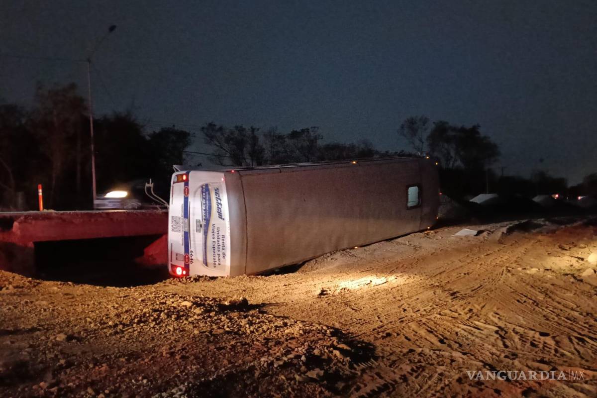 Camión de personal vuelca en Nuevo León con saldo de ocho lesionados