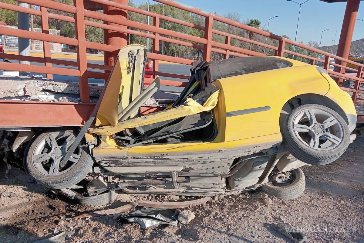 Hombre queda prensado tras colisionar contra puente en carretera Saltillo-Monterrey; buscan identificarlo