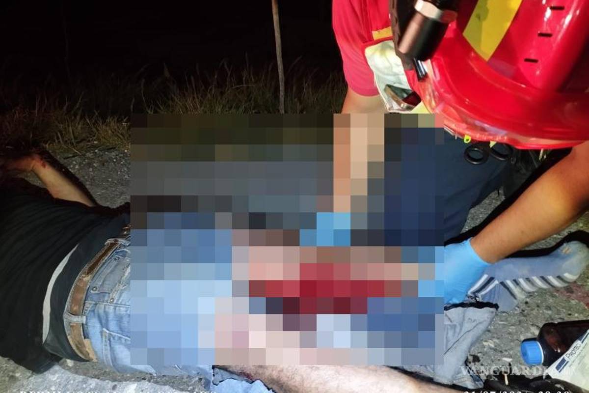 $!Paramédicos de Bomberos brindaron atención médica al joven atropellado y lo trasladaron al Hospital General.