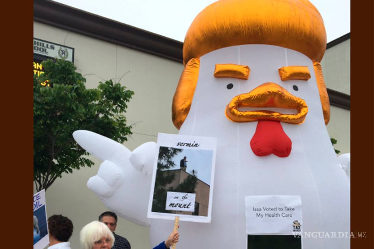 Aparece gallina inflable imitando a Trump ante Casa Blanca