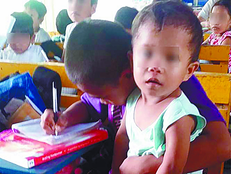 Niño de 9 años lleva a la escuela a hermanito porque su mamá murió