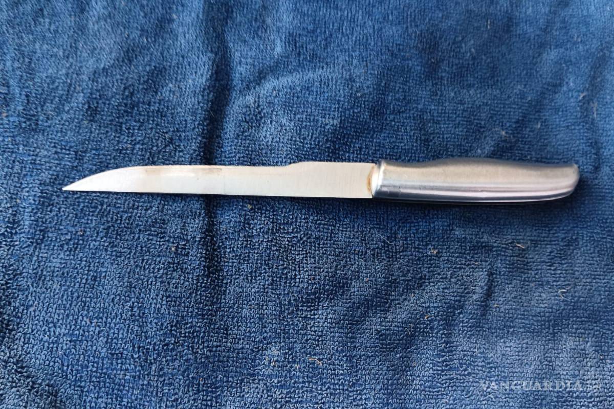 Hombre amenaza con cuchillo a su esposa embarazada; otro avienta a su pareja por las escaleras, en Nuevo León