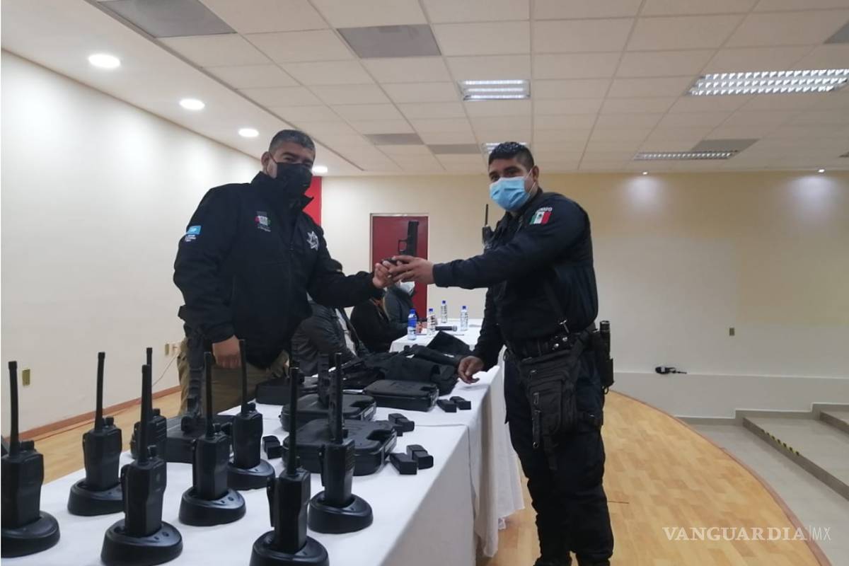 Entrega Alcalde armamento y equipo a policía de Castaños, Coahuila