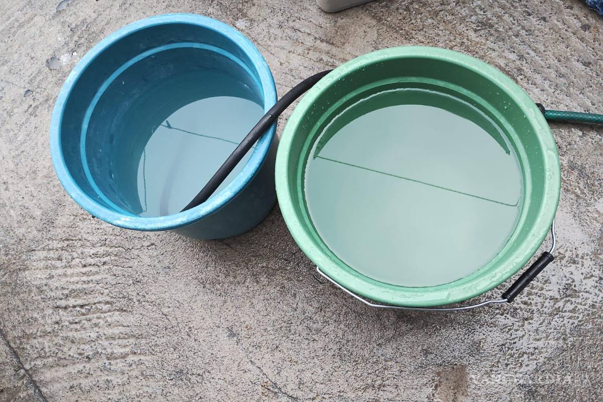 $!Una vecina mencionó que al llenar un recipiente para lavar trastes temprano en la mañana, notó que el agua, inicialmente clara, se volvió “amarillosa”.