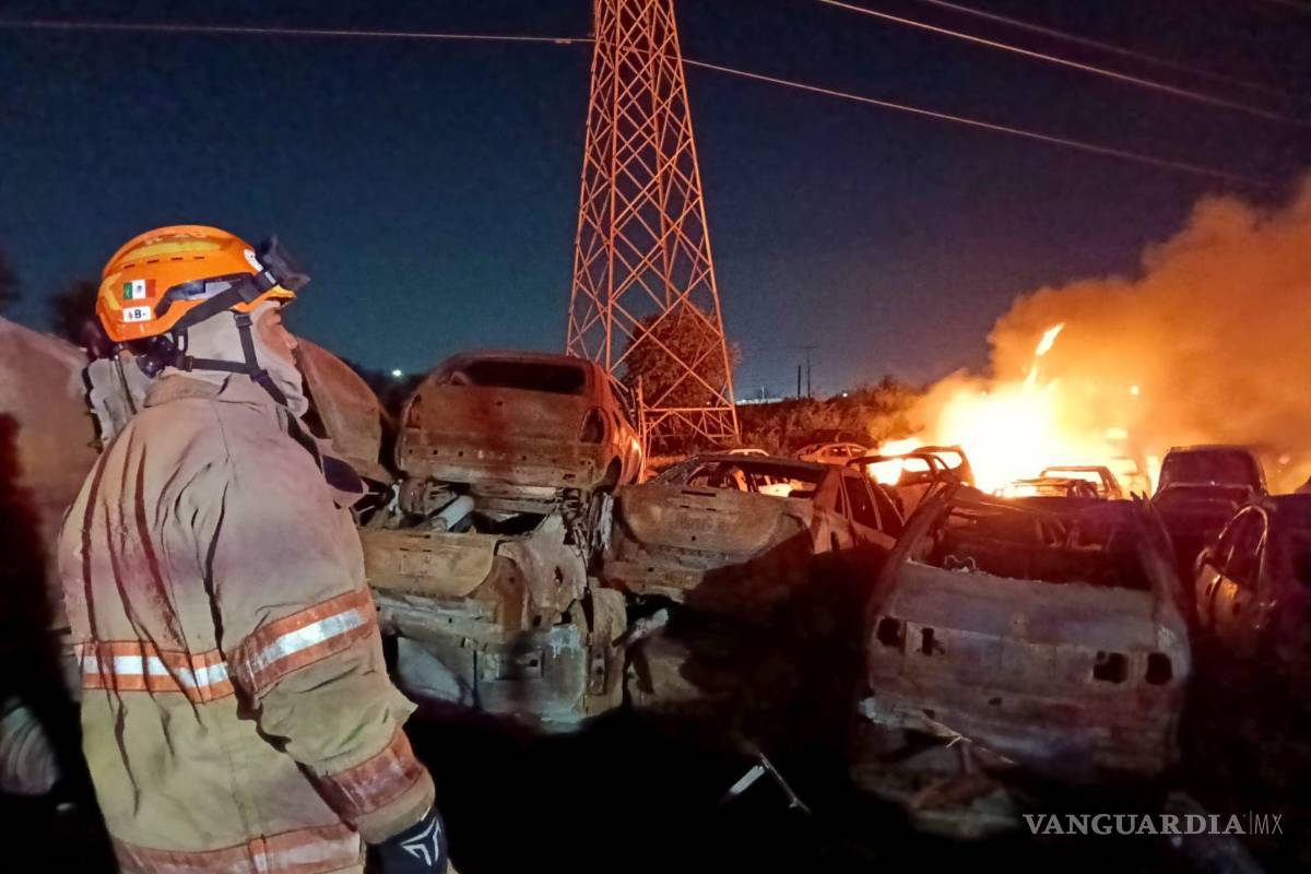 Incendio arrasa con 40 vehículos de un corralón, en Nuevo León