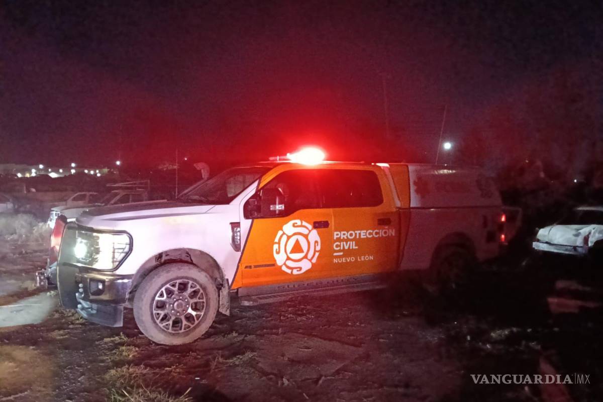 Incendio arrasa con 40 vehículos de un corralón, en Nuevo León