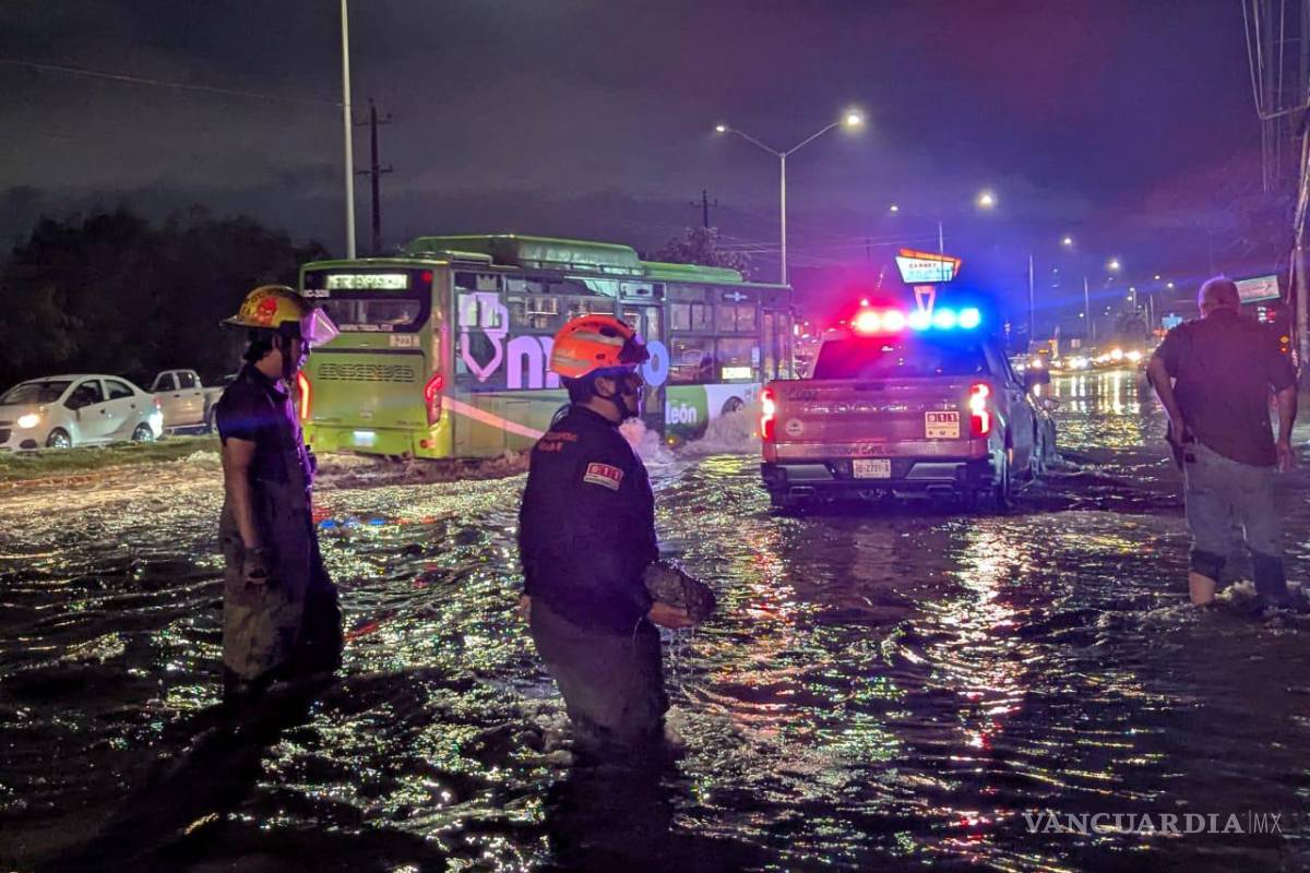 Lluvias dejan un saldo de 10 vehículos varados, en Nuevo León