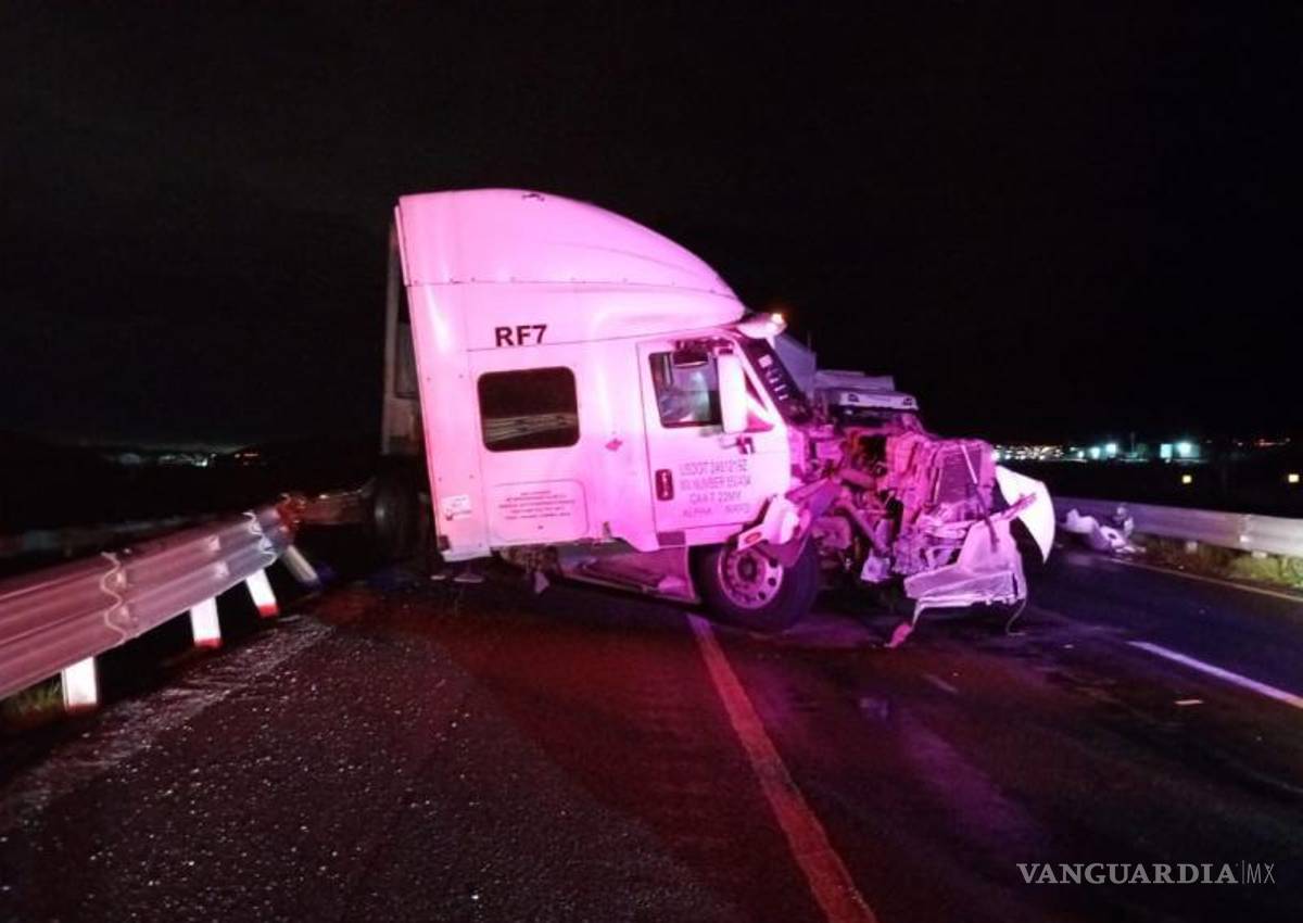 $!Paramédicos de Capufe valoraron al operador y descartaron lesiones graves.