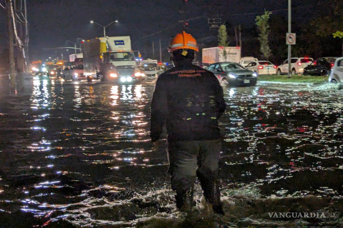 Lluvias dejan un saldo de 10 vehículos varados, en Nuevo León
