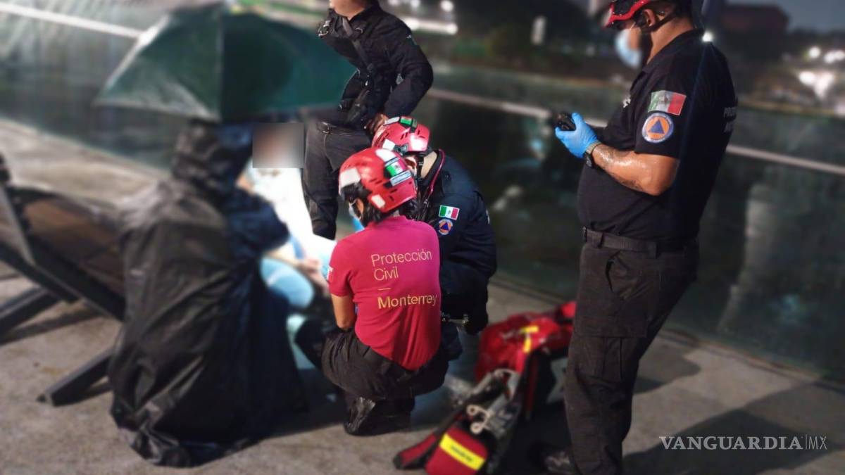 Evitan que joven se aviente desde Puente Verde de Parque Fundidora en Monterrey, Nuevo León
