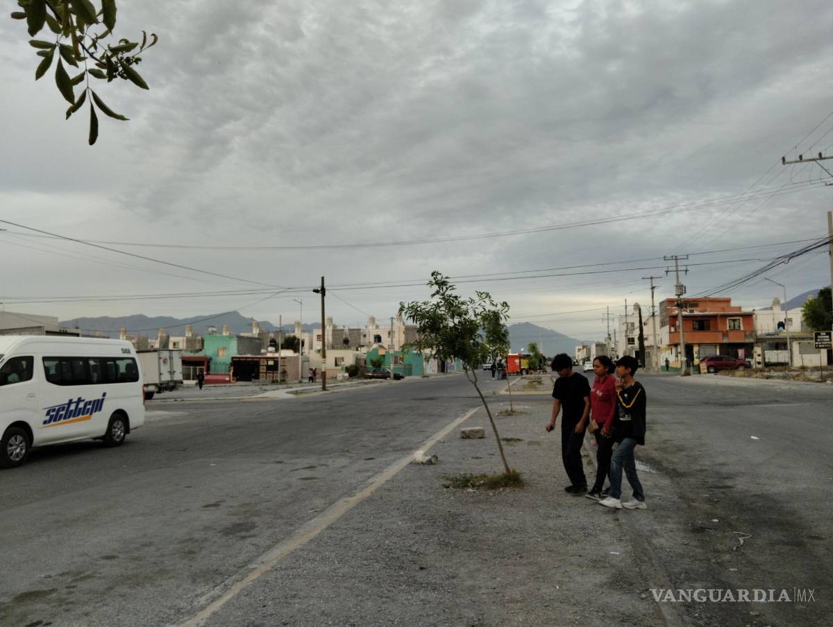 $!Residentes lidian con el transporte público, que pasa con poca frecuencia y horarios irregulares.