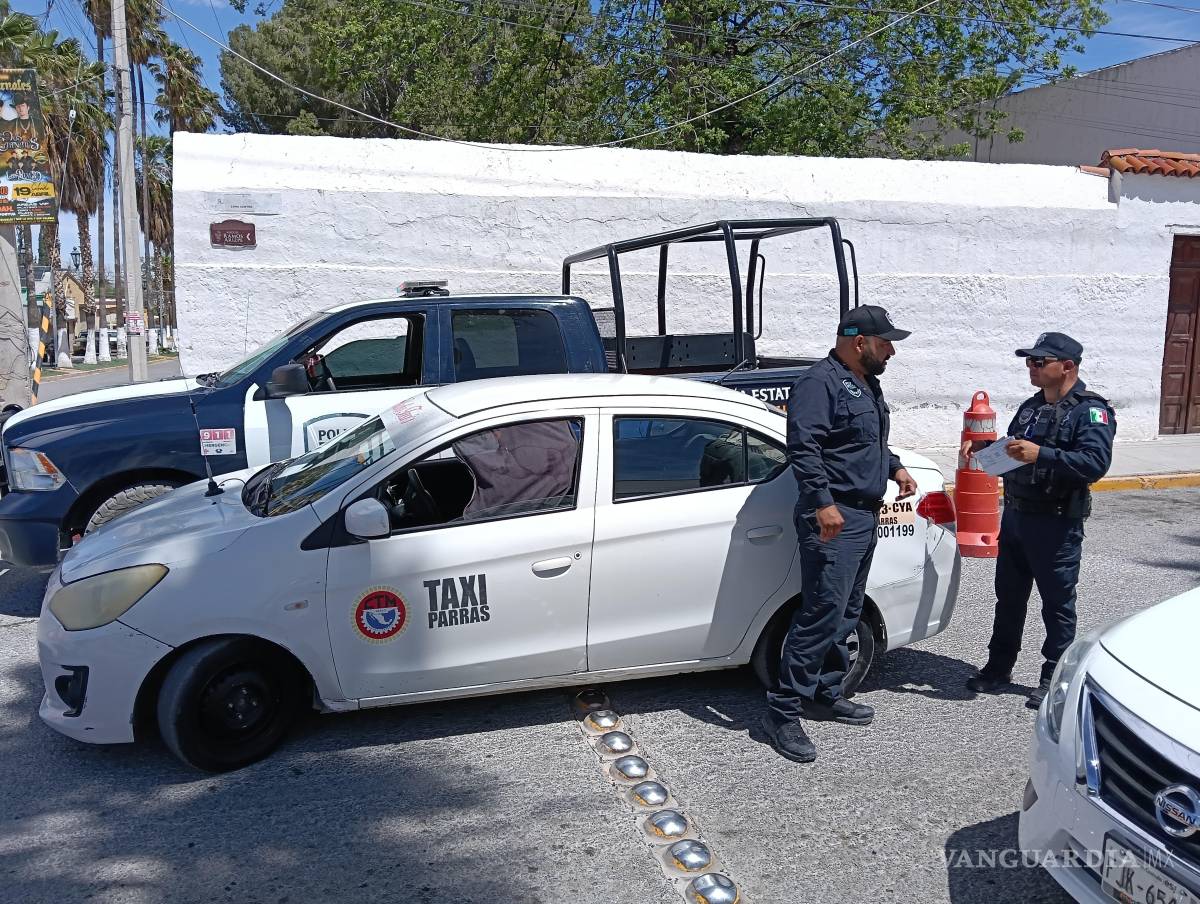 $!Algunos conductores alegaron que no prestaban servicio público, a pesar de que sus vehículos portaban la leyenda “Taxi”, lo que generó controversia durante las inspecciones.