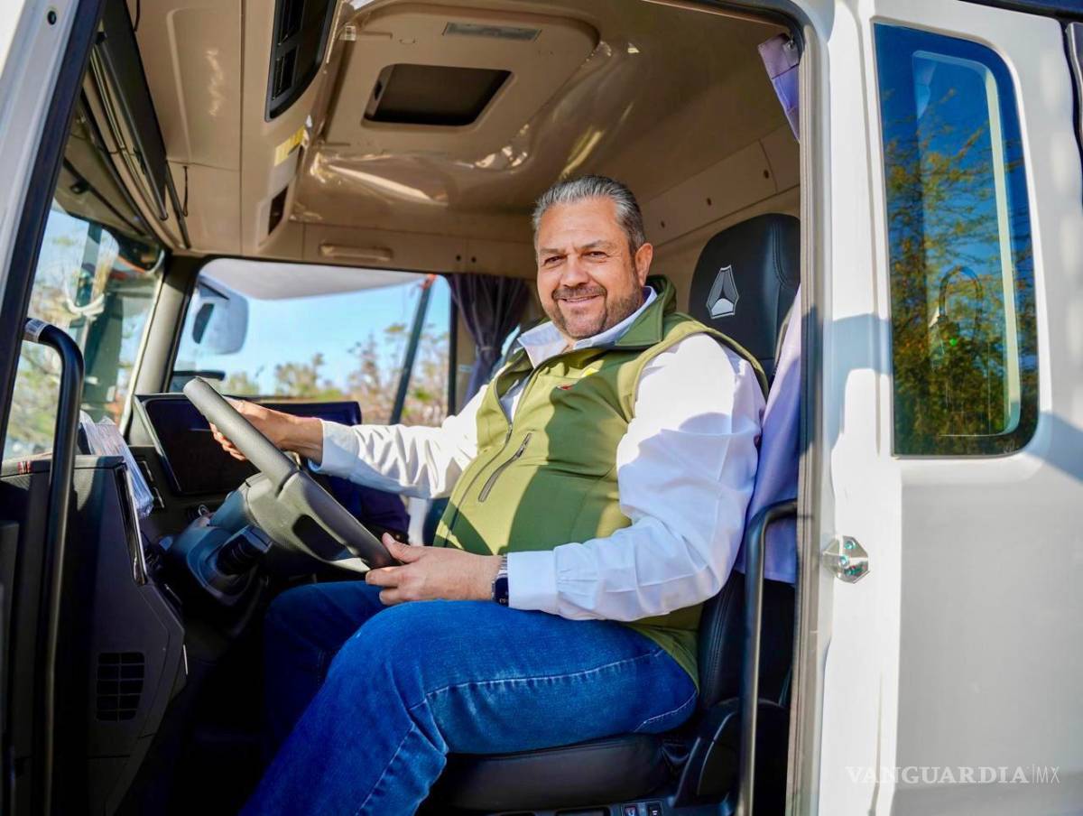 $!El alcalde Tomás Gutiérrez Merino encabezó la entrega de nuevo equipamiento para el área de limpieza del municipio.