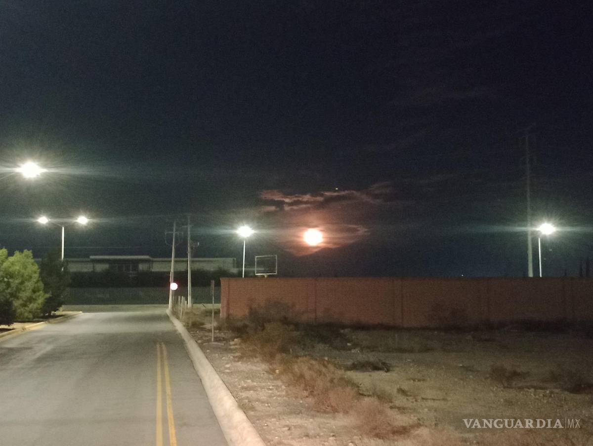$!La Superluna del Ciervo tuvo su punto máximo la noche de este miércoles.