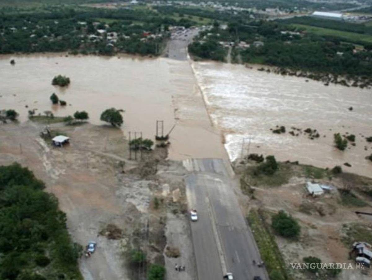 $!El río crecido se desbordó y el agua arrastró todo a su paso.