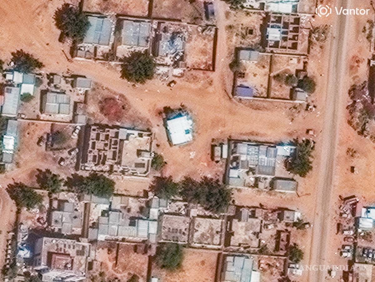 $!Esta imagen satelital que muestra lo que los expertos sospechan que es una fosa común que se está excavando cerca de una mezquita en El Fasher, Sudán.