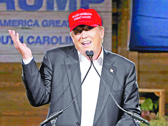 Trump gana atención al renunciar a debate