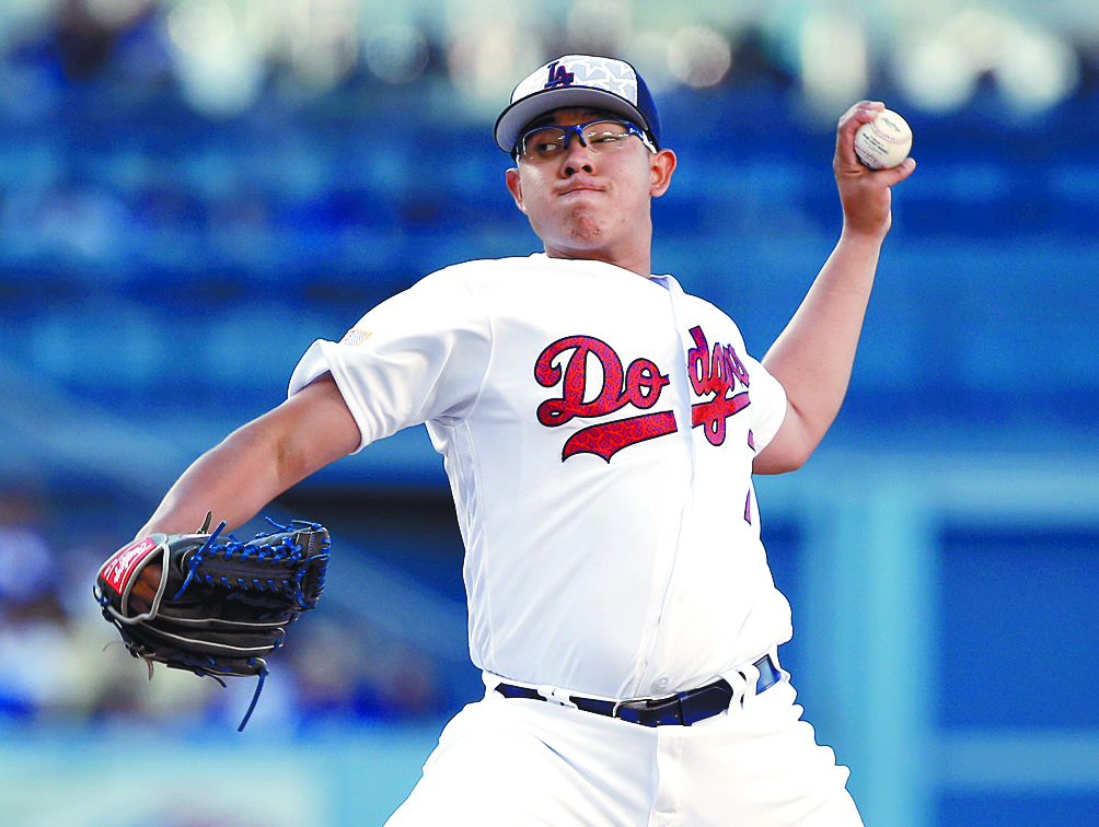 Urías suplirá a Kershaw en Dodgers