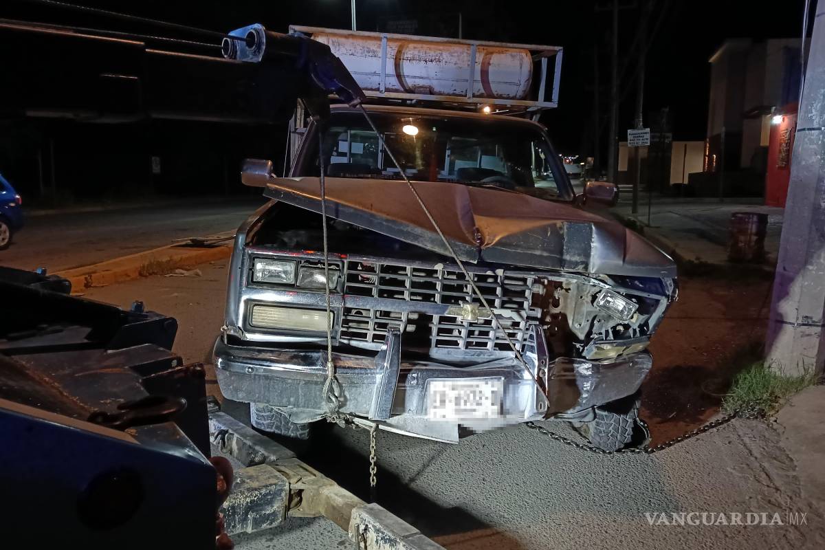 Arranca señalamiento al subirse al camellón por presunta falla mecánica en Parras