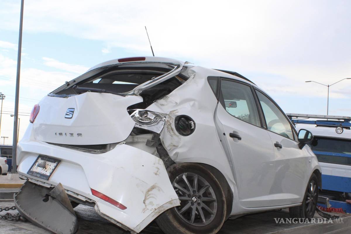 Conductor intenta ganarle el paso al tren y termina con grandes pérdidas materiales, en Saltillo