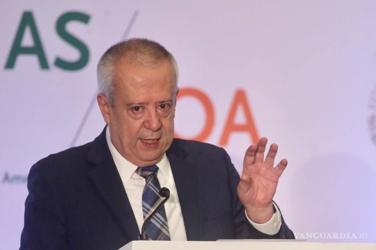 Urzúa huye de la prensa por renuncia del director general del IMSS