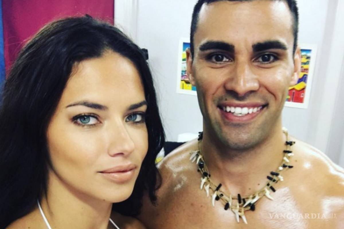 La top model Adriana Lima se fotografío con el abanderado de Tonga