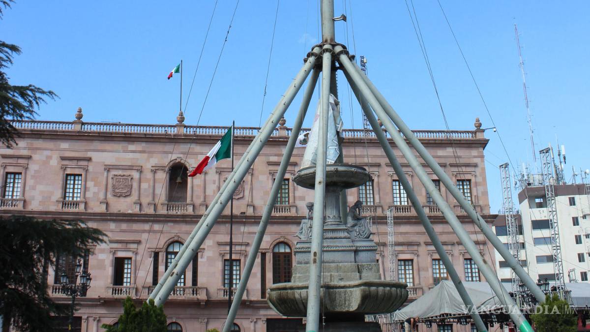 Se adelanta la Navidad; colocan gigantesco pino en Plaza de Armas de Saltillo