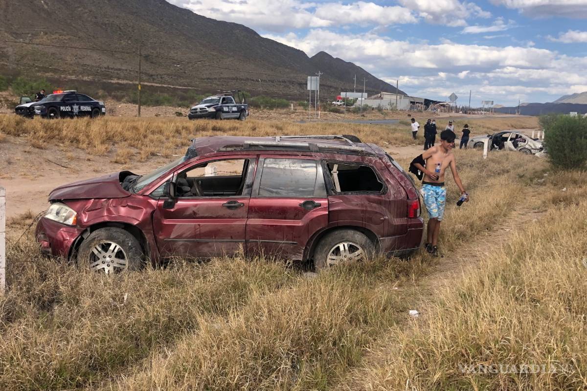 Por circular juntos a exceso de velocidad en carretera a Torreón, chocan y vuelcan