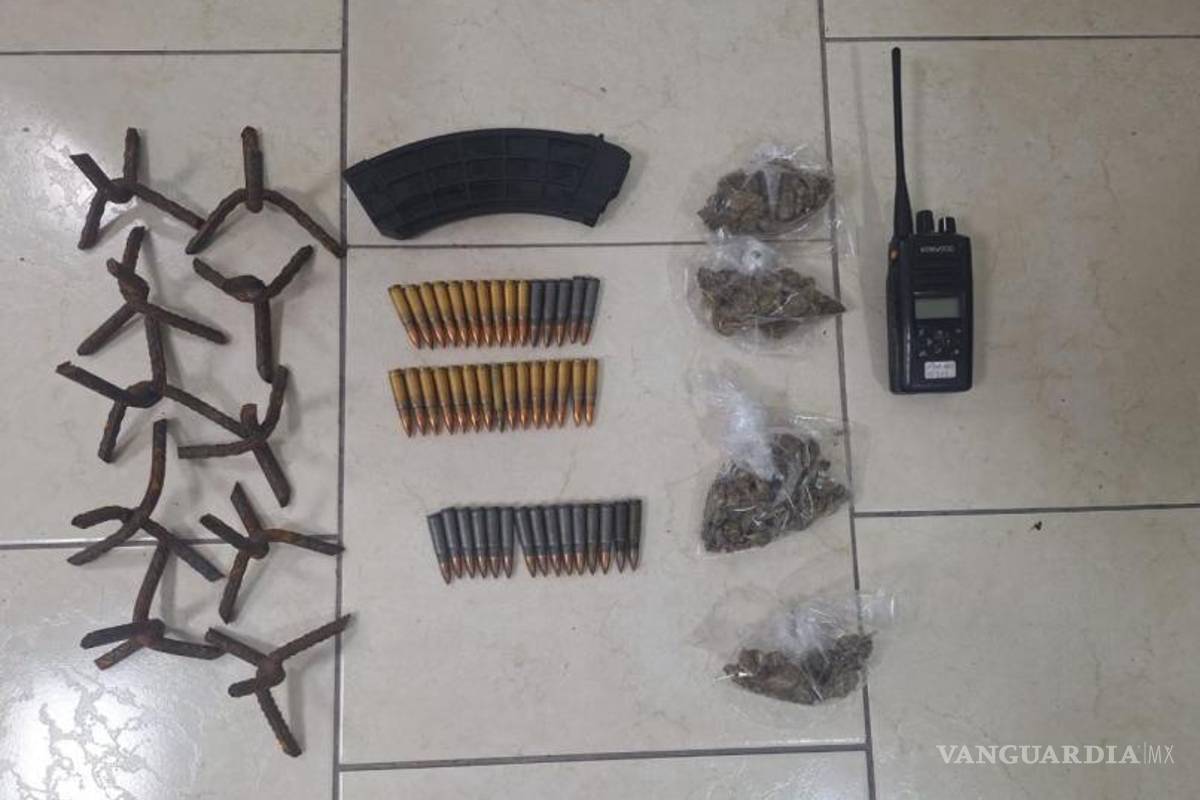 $!Detienen a jóvenes que arrojaban ‘ponchallantas’ en la carretera Monterrey-Nuevo Laredo