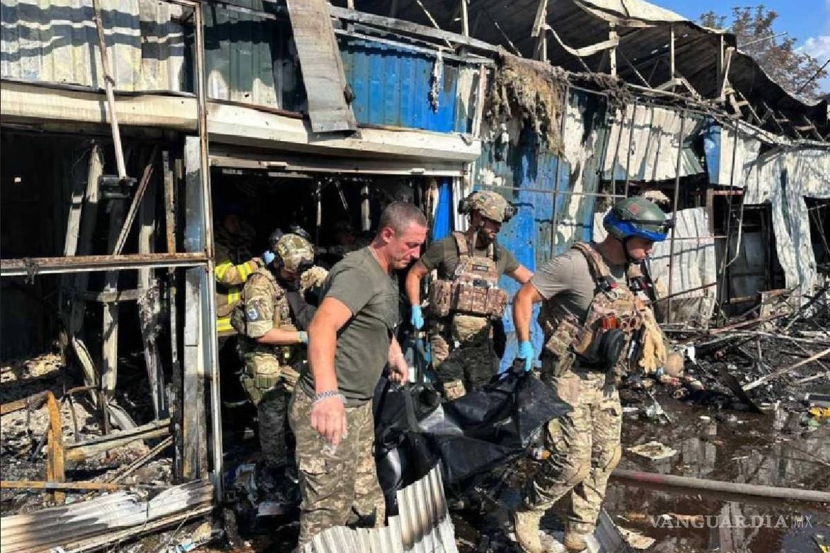 Bombardean rusos mercado en el este de Ucrania y fallecen 16 personas