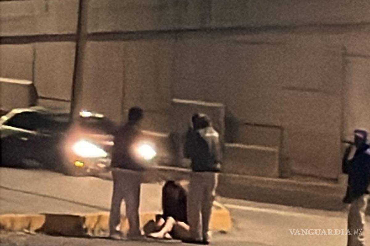 Mujer es arrojada de un auto en movimiento, en Saltillo