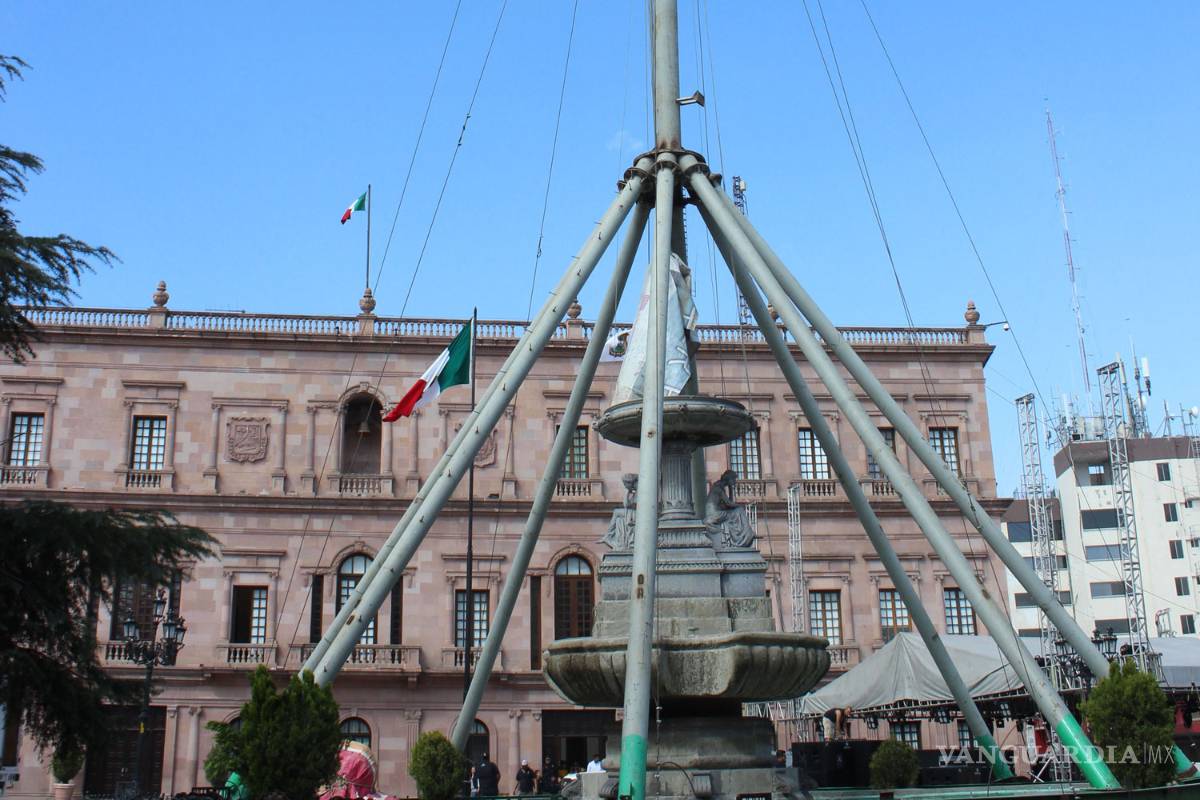 Se adelanta la Navidad; colocan gigantesco pino en Plaza de Armas de Saltillo