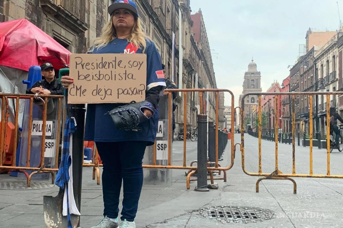 ‘A ver si así me atiende’... Ceci Flores, madre buscadora, llega a Palacio Nacional vestida de beisbolista para hablar con AMLO
