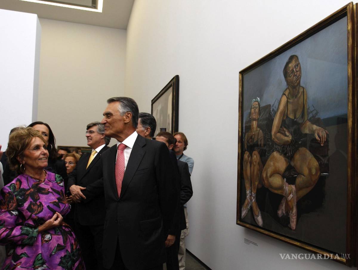 $!La artista portuguesa-británica Paula Rego (i) y el presidente de Portugal Anibal Cavaco Silva junto a la obra Dancing Ostriches de Rego el 18 de septiembre.